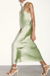 Seidiges Satin-Maxikleid mit tiefem V-Ausschnitt, gerüschten Strumpfhaltern und ärmellosem Schnitt - Grün